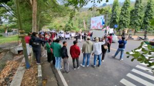 Kawal Putusan MK, Massa Aksi di Kota Banjar Tutup Jalan Jabar Jateng