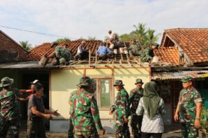 Sambut HUT RI ke 79, Kodam III Siliwangi Bersama Kodim 0613 Ciamis Bedah Rumah Purnawirawan