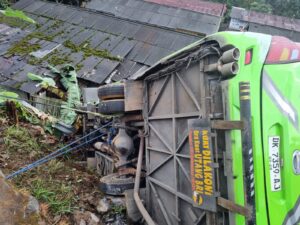Sopir Niat Potong Jalan tapi Tidak Kuasai Medan Jalan, Eeeehh.. Bus Wisata Malah Terjun Ke Jurang