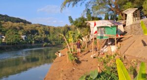 Enggan Repotkan Keluarga, Ayah dan Anak Pilih Tinggal di Gubuk Sempadan Sungai Citanduy Banjar