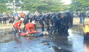 Rusuh ! Massa Bentrok dengan Aparat TNI Polri di Kota Banjar, Satu Orang Terkapar, tapi Cuma Simulasi