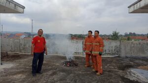 Kantor Perusahaan Pembiayaan Otomotif di Kota Banjar Terbakar, tapi Bohong !. Damkar Kena Prank 2 kali