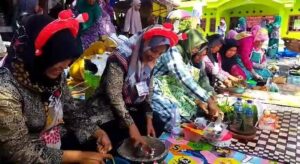 Mengintip Serunya Lomba Membuat Pencok Kacang di Pangandaran