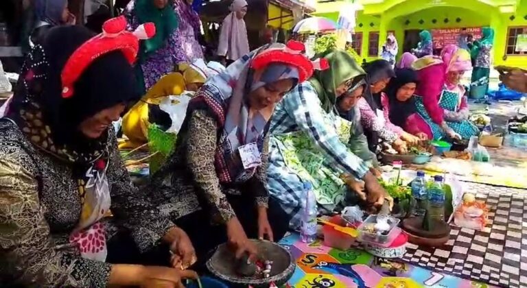 Mengintip Serunya Lomba Membuat Pencok Kacang di Pangandaran