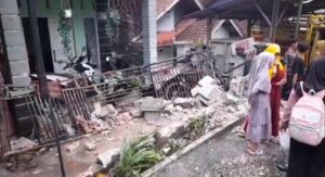 Hilang Kendali, Truk Tabrak Rumah, Bengkel dan 3 Unit Motor di Kota Banjar