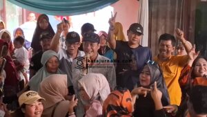 Paslon Blusukan ke Pesta Pernikahan, Warga Berdesakan Joget Ketika Alam Mbah Dukun Sumbang Lagu