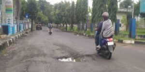 Minim Penerangan dan Penuh Lubang, Jalan Mayjen Lili Kusumah Dikeluhkan Pengendara
