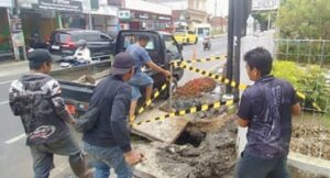 Saluran Drainase Tersumbat, Genangan Air di Jalan Perintis Kemerdekaan Tak Kunjung Surut