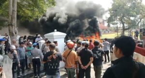 Ricuh, Tuntut Legalitas Budidaya Baby Lobster, Nelayan Pangandaran Bakar Perahu