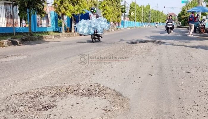 Kesepakatan Tinggal Janji, Jalan Mayjen Lili Kusumah Rusak parah dan Membahayakan pengguna jalan