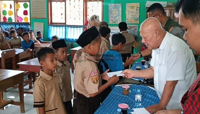 Dr Herman Sutrisno dan Jabar Bergerak Kota Banjar Kunjungi SDN 2 Muktisari Untuk Santuni Anak Yatim