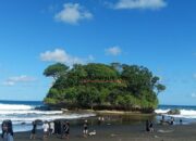 Cuaca Cerah Sambut Wisatawan di Pantai Madasari Pangandaran