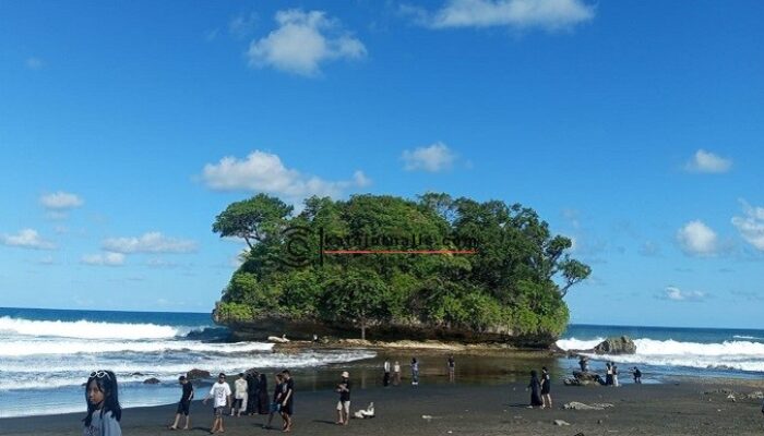 Cuaca Cerah Sambut Wisatawan di Pantai Madasari Pangandaran