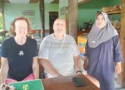 Turis Asal Belanda Nikmati Keindahan dan Kuliner Pantai Karapyak Pangandaran