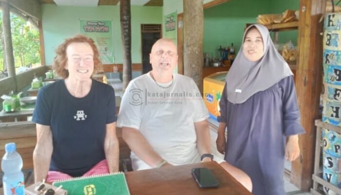 Turis Asal Belanda Nikmati Keindahan dan Kuliner Pantai Karapyak Pangandaran