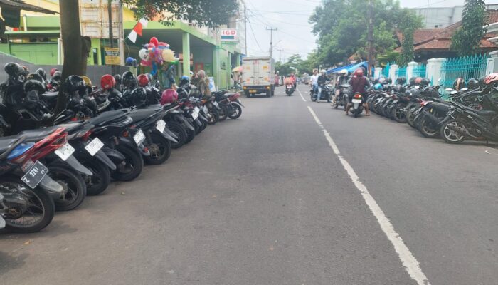 Parkir Liar di Depan RS Mitra Idaman Banjar Bikin Macet