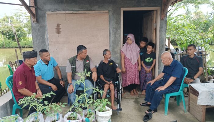 Derita Sakit Stroke, Engkus Tumaritis Dapat Bantuan Kursi Roda Dari dr Herman Sutrisno