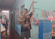 Geger, Warga Kota Banjar Tangkap Ular Besar di Jendela Rumah