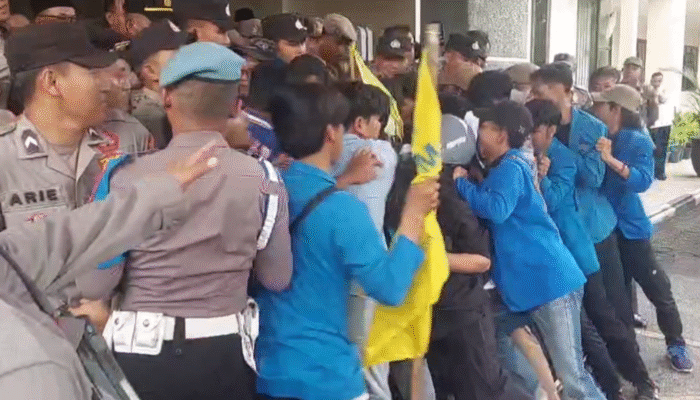 Tuntut Janji Politik, Aksi Mahasiswa di Kota Banjar Diwarnai Ketegangan