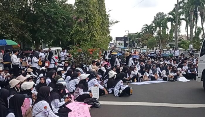 Tuntut Amandemen UU ASN, Ribuan Guru Madrasah Gelar Aksi di DPRD Ciamis