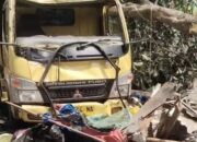 Diduga Sopir Lelah, Truk Hantam Warung dan Motor di Ciamis