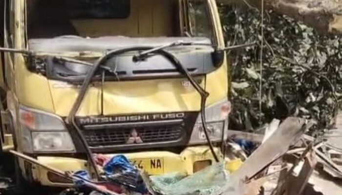 Diduga Sopir Lelah, Truk Hantam Warung dan Motor di Ciamis