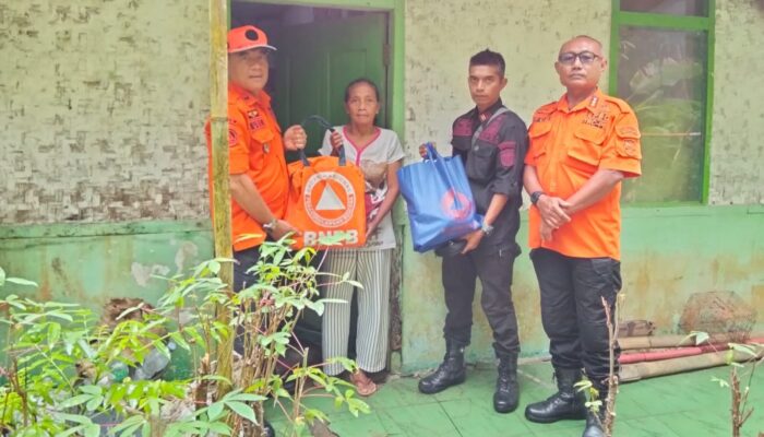 Dua Warga Lansia Banjar Dapat Bantuan Sembako dan Sandang dari BPBD