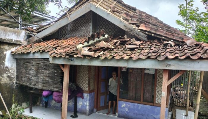 Dimakan Usia, Atap Rumah Lansia di Kota Banjar Ambruk