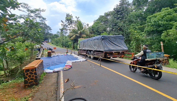 Jembatan Jalan Nasional Ciamis – Cirebon Amblas dan Longsor