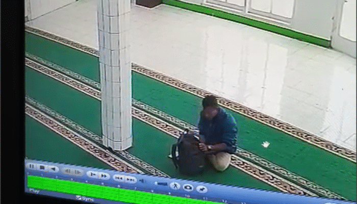 Berakting Sholat, Aksi Maling Kotak Amal Masjid di Ciamis Terekam CCTV