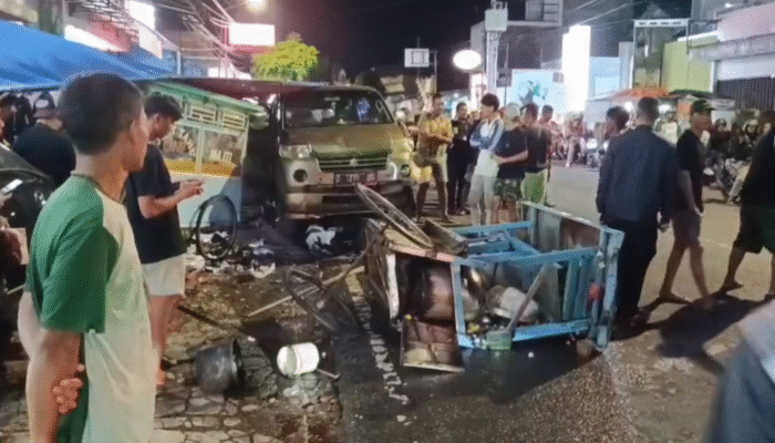 Sopir Lelah, Minibus Hantam Gerobak Bakso dan Motor di Banjar, Empat Orang Luka