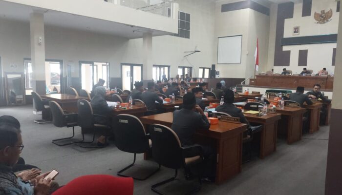 Bahas Raperda, Wali Kota dan Wakil Wali Kota Banjar Hadiri Rapat Paripurna