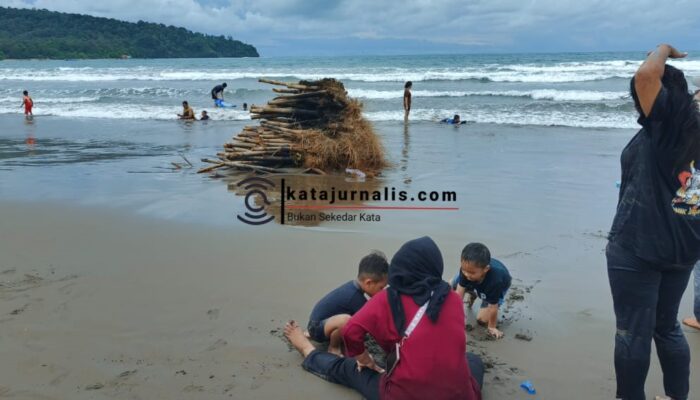 Sampah Akar Bambu di Pantai Pangandaran  Ancam Keselamatan Pengunjung