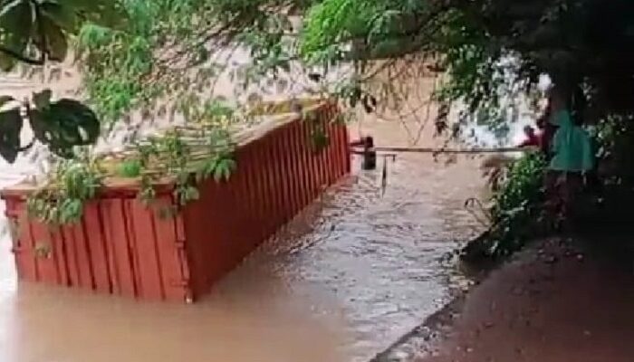 Mobil Boks Ekspedisi Terjun ke Sungai Cimuntur, Diduga Akibat Rem Blong