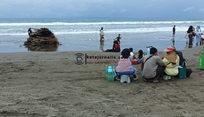 Disparbud Akui Tidak Tahu Keberadaan Sampah Dapur Bambu di Pantai Barat