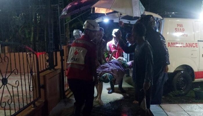 Lansia Dievakuasi Saat Banjir Rendam Permukiman di Kota Banjar