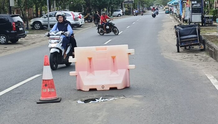Jalan Berlubang di Pantai Barat Pangandaran Jadi Sorotan