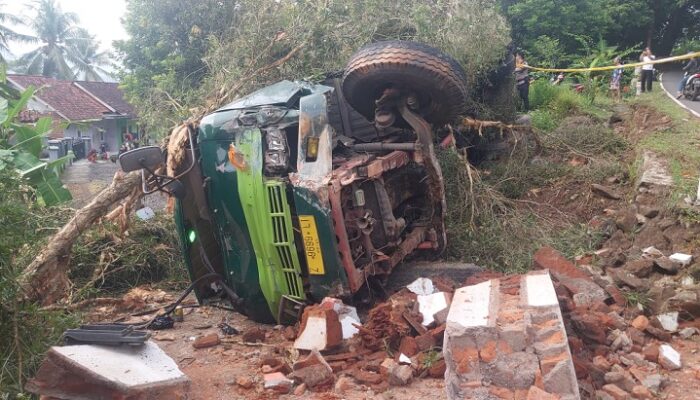 Truk Tronton Bermuatan Mie Instan Terguling di Kota Banjar