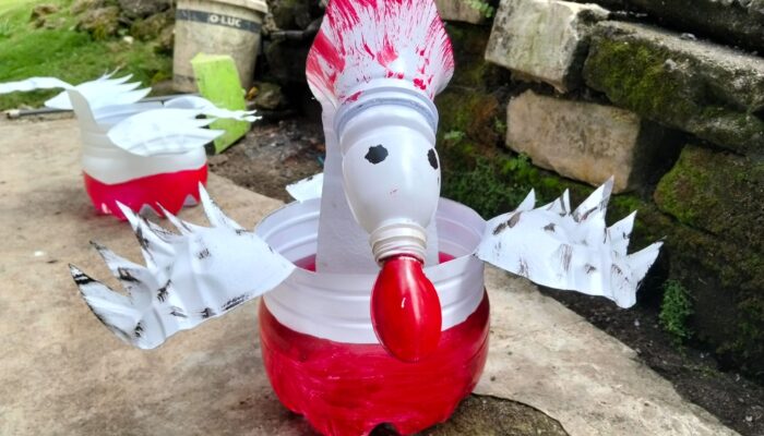 Kreatif, IRT di Pangandaran Sulap Galon Bekas Jadi Pot Bunga Angsa