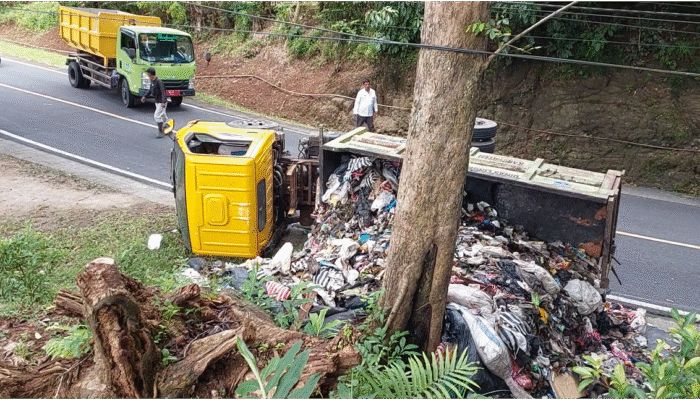 Bak Terangkat dan Hilang Kendali, Truk Muatan Sampah Terguling di Pangandaran
