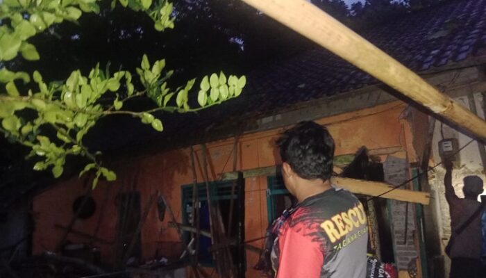 Bencana Cuaca Ekstrem, Pohon Tumbang Rusak Rumah Warga di Ciamis