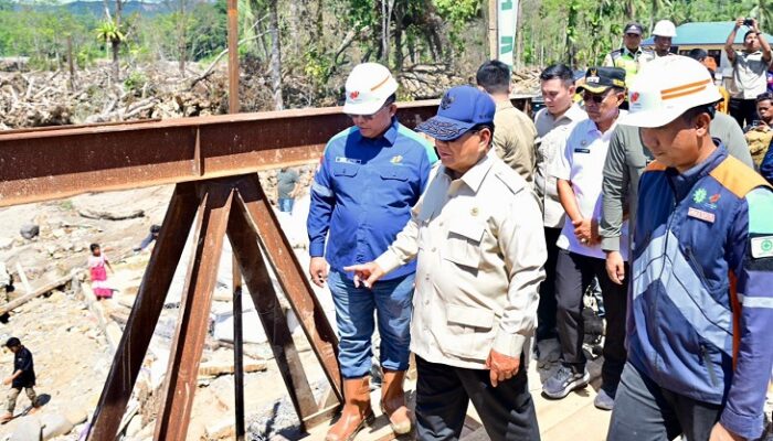 Presiden Prabowo Tinjau Jembatan Bailey dan Posko Kesehatan di Tapanuli Selatan