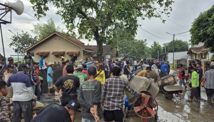 Alumni Miftahul Inayah, Santri dan Warga di Ciamis Bangun Jalan Ratusan Meter