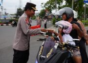 Polres Pangandaran Bagi Cokelat dan Al-Qur’an untuk Pengendara Tertib Saat Ngabuburit