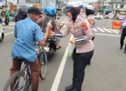 Menjelang Magrib, Sat Lantas Banjar Turun ke Jalan Bagikan Takjil