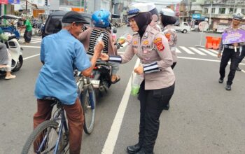 Menjelang Magrib, Sat Lantas Banjar Turun ke Jalan Bagikan Takjil