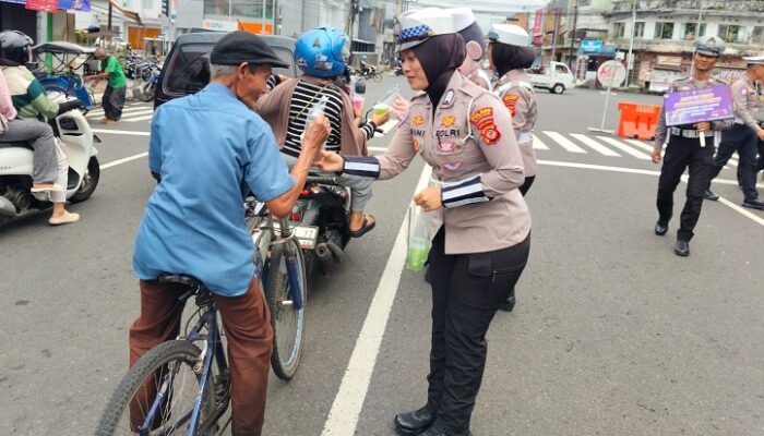 Menjelang Magrib, Sat Lantas Banjar Turun ke Jalan Bagikan Takjil