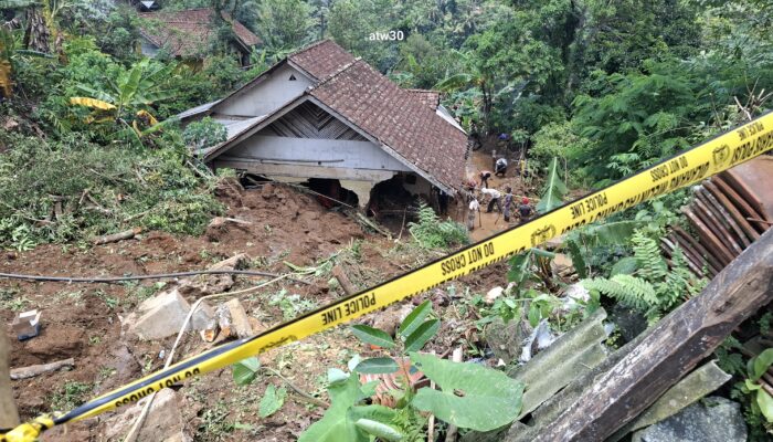 Tebing Kolam Ikan Longsor di Ciamis, Lansia Tewas tertimbun