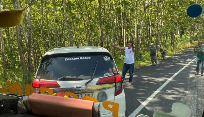 Minibus Sigra Milik Anggota Polisi Pangandaran Hantam Pohon Jati di Ciamis