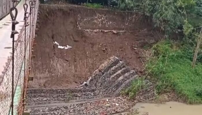 Jembatan Penghubung Dua Desa di Ciamis Terancam, Warga Minta Perbaikan Permanen